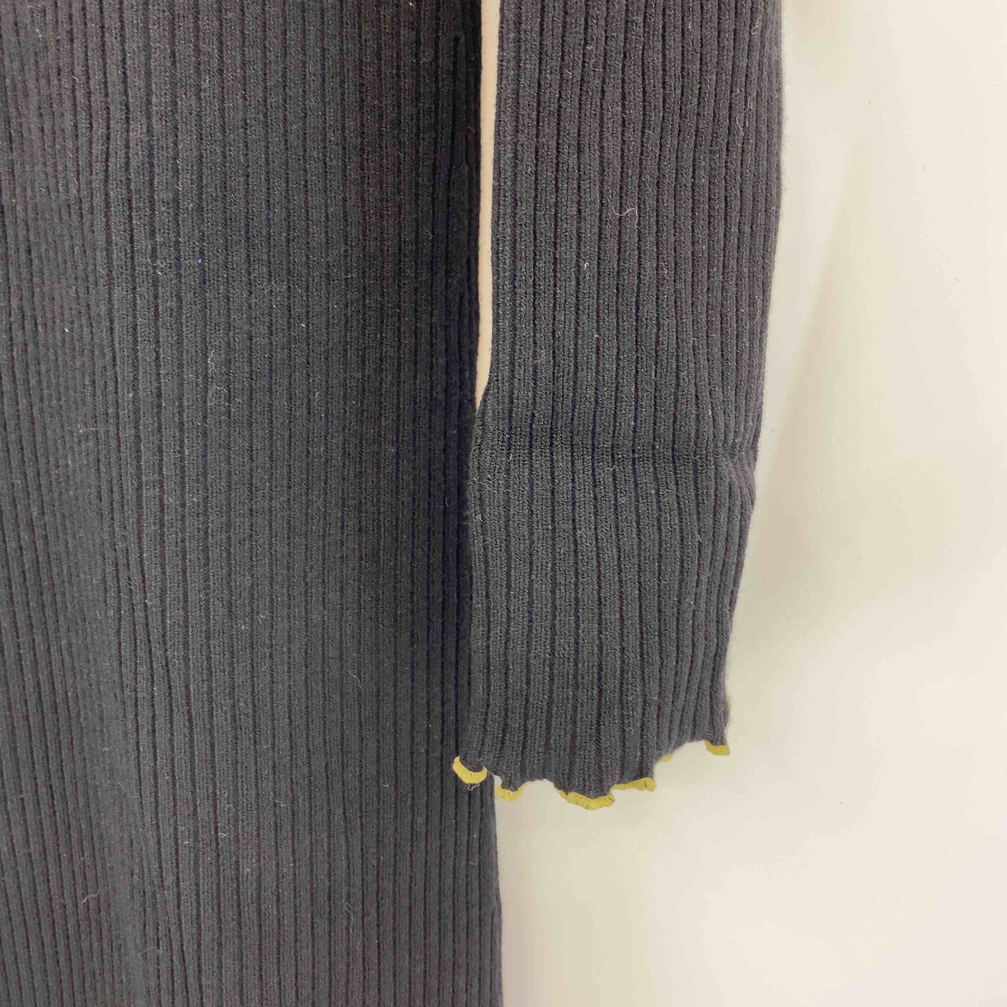 レディース ニットワンピース 黒 リブ編み 裾スリット