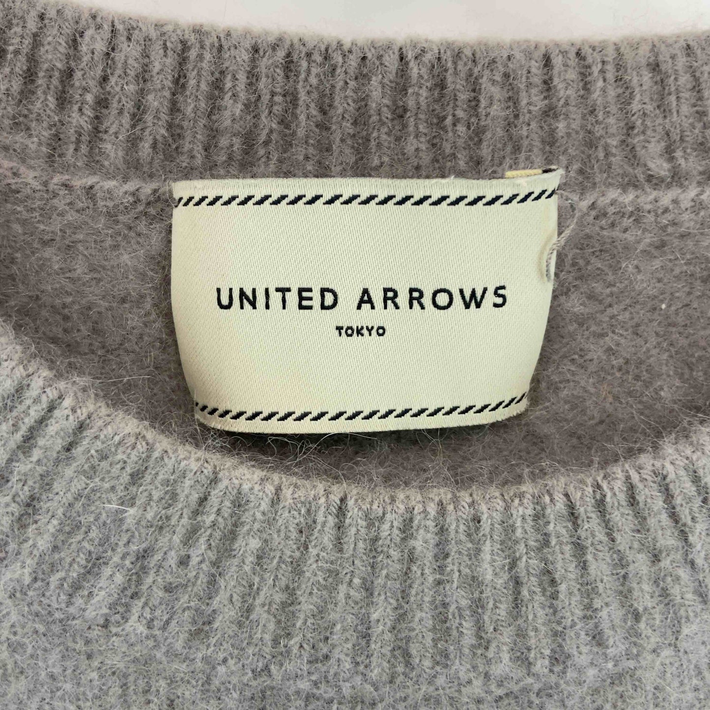 UNITED ARROWS　ラウンドネック　グレージュ　シンプル無地　カシミヤ混