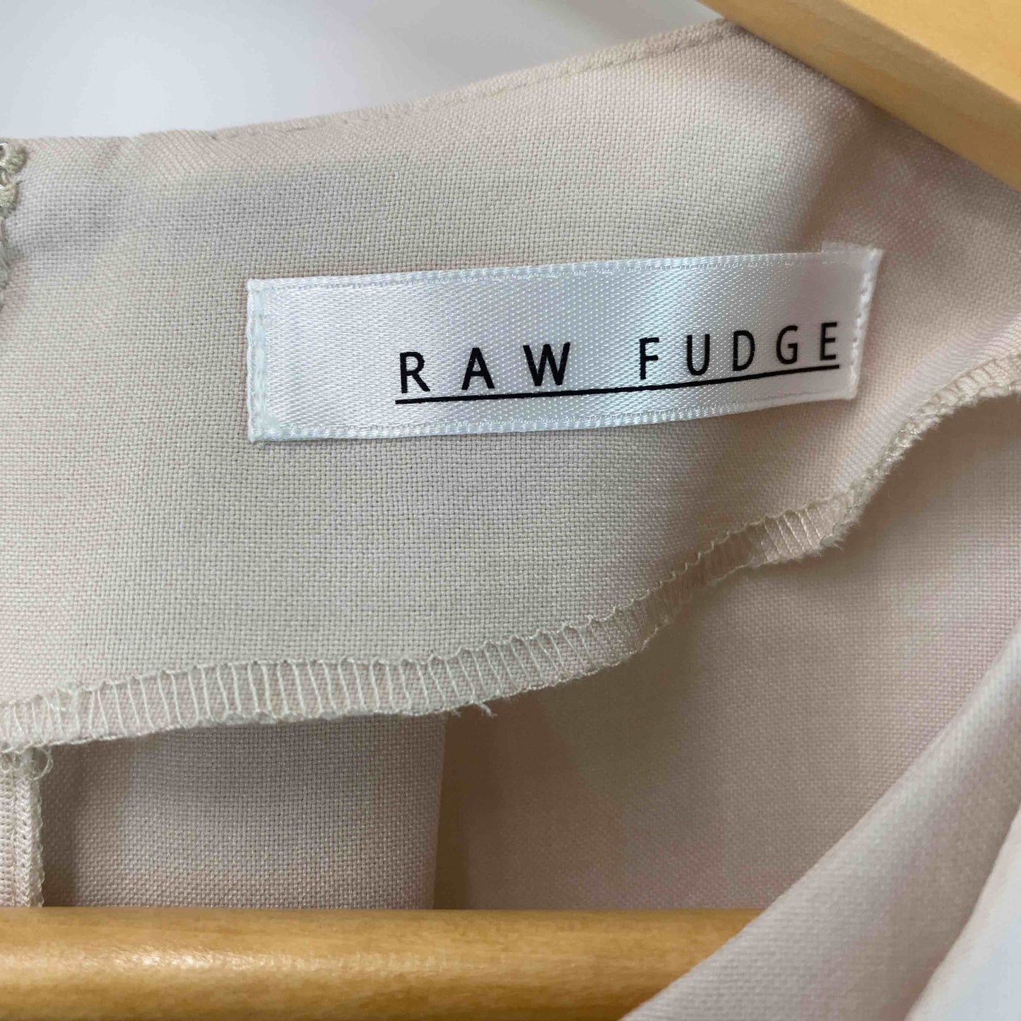 RAW FUDGE ローファッジ パール付き　薄ベージュ　ブラウス　サイズМ